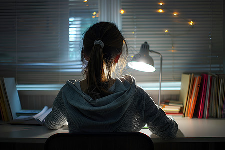 台灯看书夜晚阅读的女孩背景