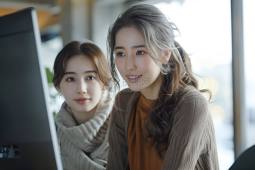 电脑前的职业女性图片