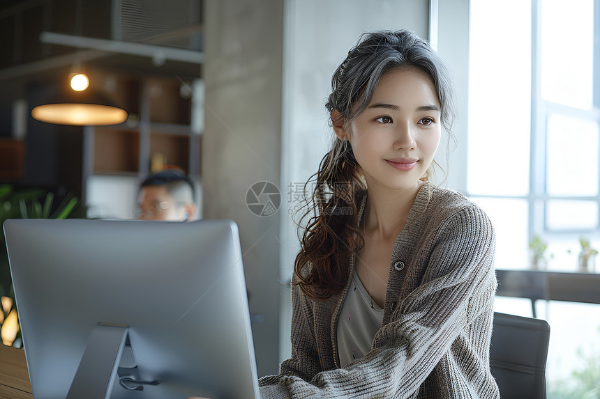 映着自然光的女人图片