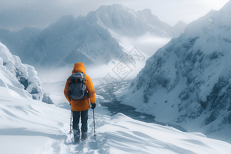 黄衣男子徒步攀登雪山背景图片