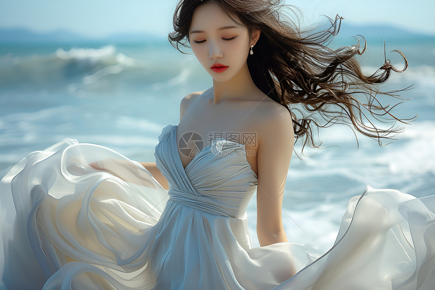 美丽甜蜜的白裙少女飘逸海边图片