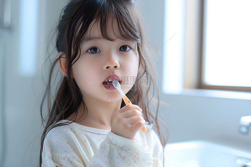 清晨刷牙的小女孩图片