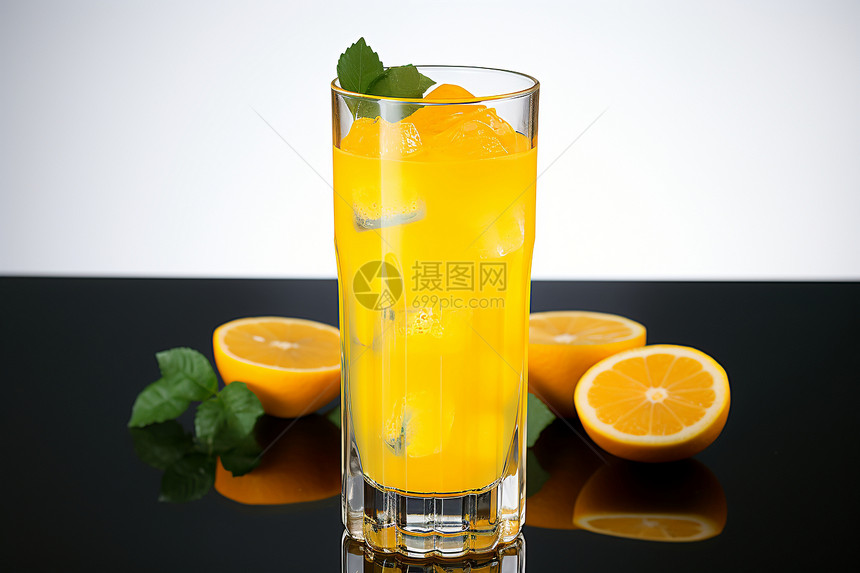 桌子上的橙汁图片