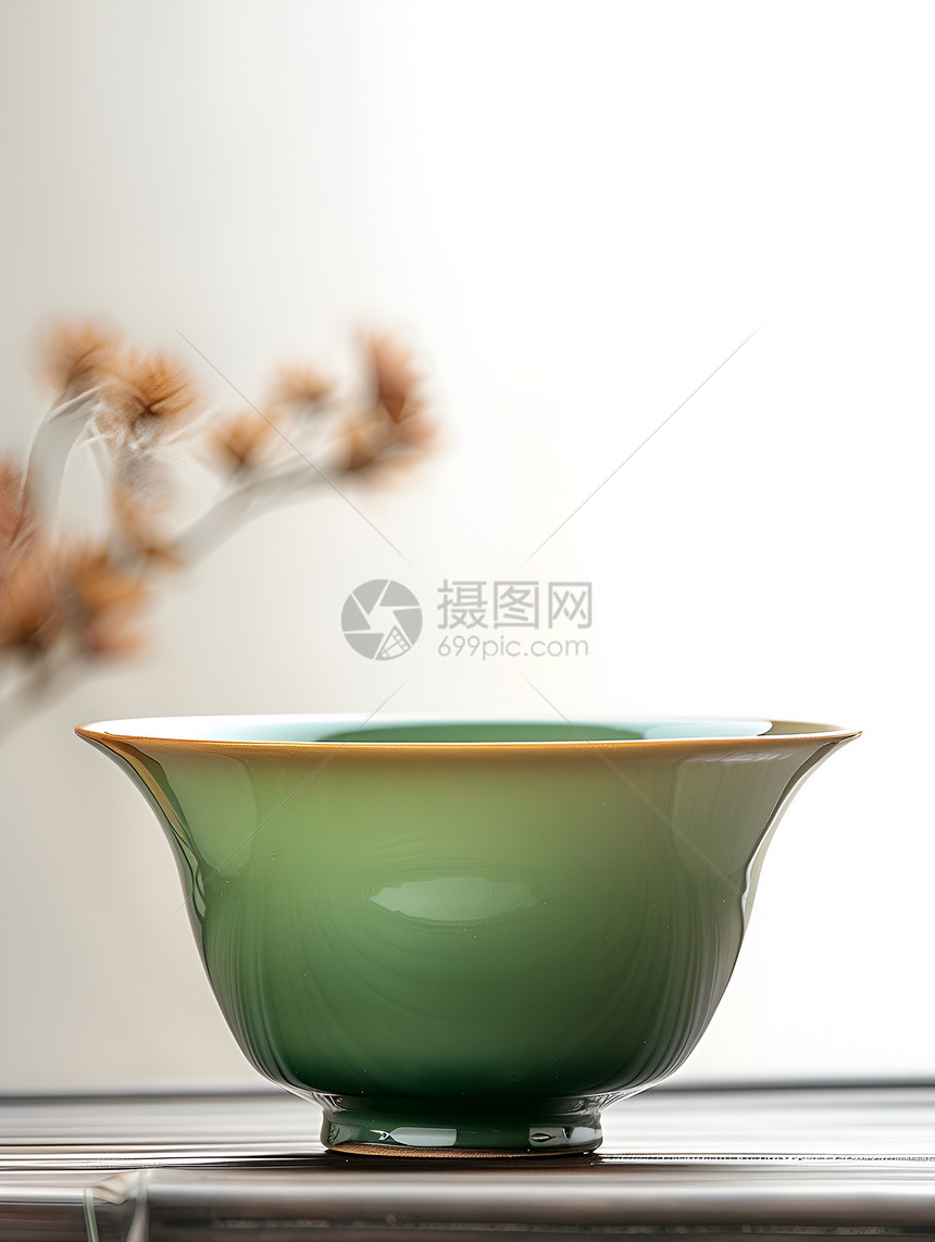 雅致传统的瓷茶碗图片