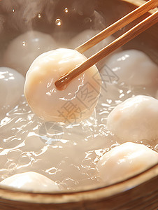 糖沸腾水中的汤圆高清图片