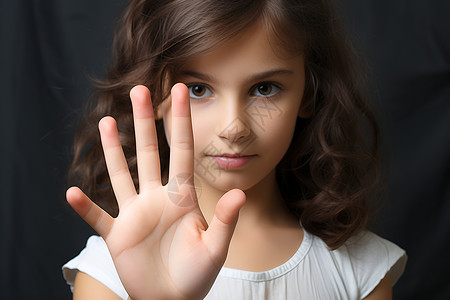 一个小女孩伸出手掌高清图片