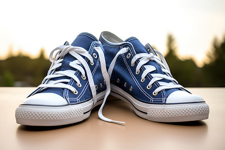 一双蓝色运动鞋背景图片