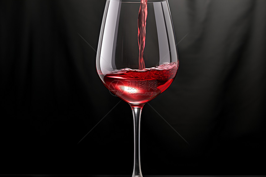 玻璃杯中的葡萄酒图片