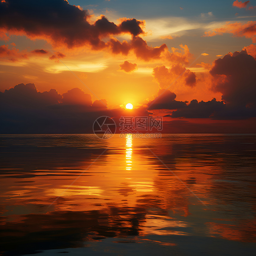 夕阳余晖中的云海图片
