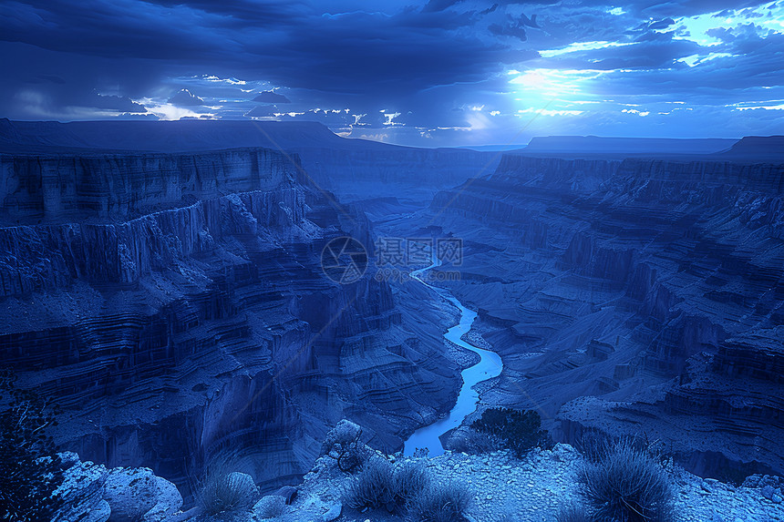 幽暗蓝光下的大峡谷图片