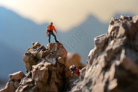 高山攀登山峰上的玩具人设计图片