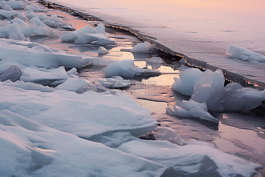 夕阳下冻结的水面图片