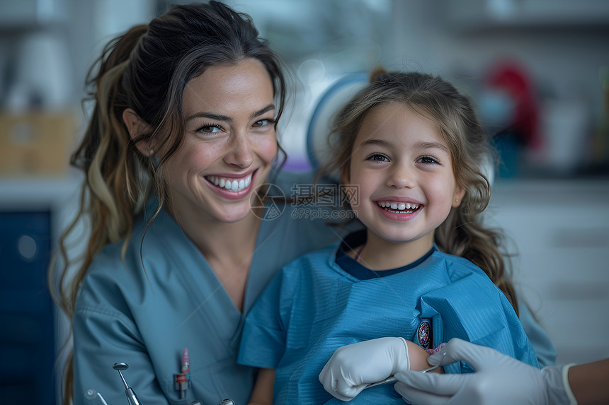 微笑的牙医和孩子图片