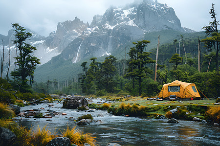 登山之旅山水相依露营之旅背景