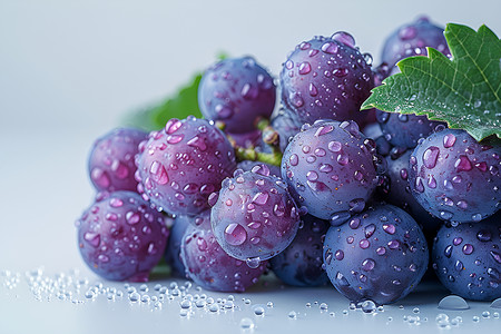 镶满水滴的葡萄高清图片