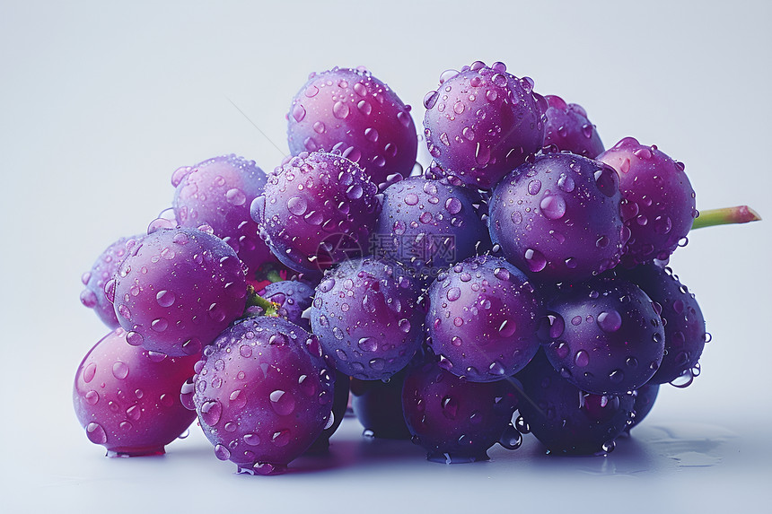 葡萄上的水滴图片