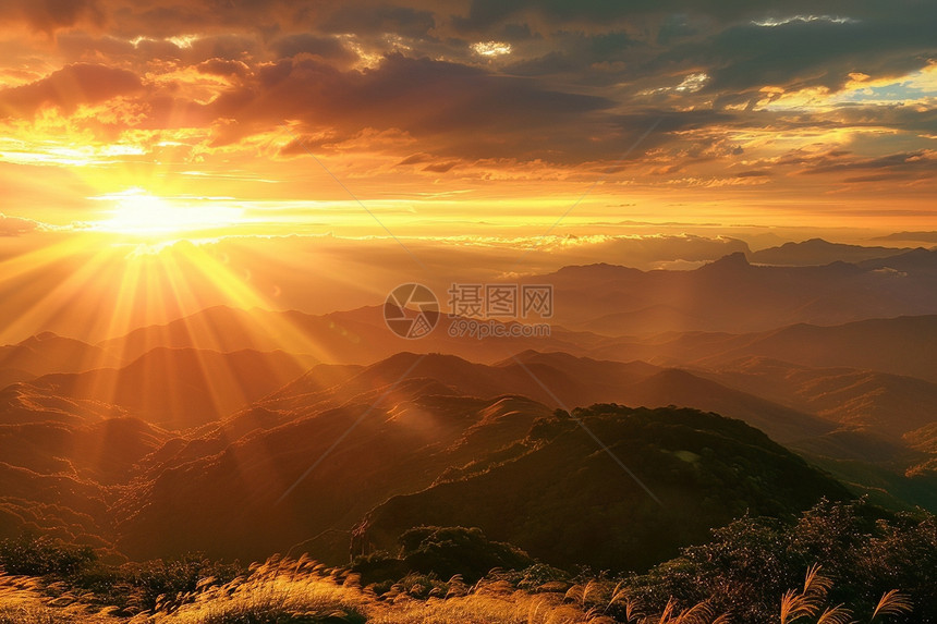 山脉上的日落图片