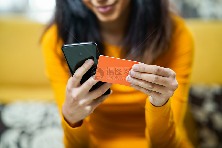 波斯女人用智能手机网上购物,用信用卡付款女人用智能手机购物,用她的信用卡付款图片