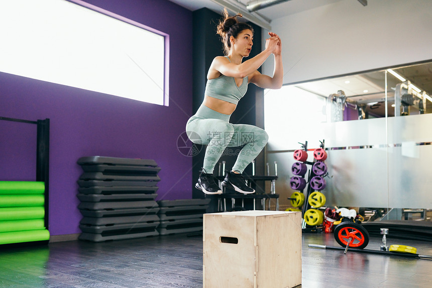 健身房内女人练习跳跃运动图片