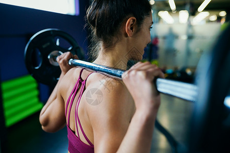 健身房里的运动女性健身房举重健身健身房里的运动女性健身房举重图片