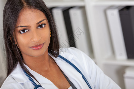 位印度亚洲女性医生医院办公室里用听诊器快乐微笑图片