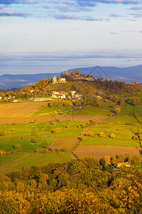 法国乡村景观,远处山上有座城堡图片