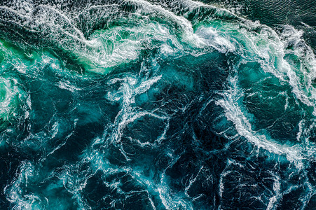 绿色波浪纹背景涨潮低潮时,河水大海的波浪互相相遇诺德兰,挪威的盐田漩涡背景