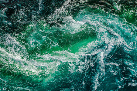 背景涨潮低潮时,河水大海的波浪互相相遇诺德兰,挪威的盐田漩涡背景图片