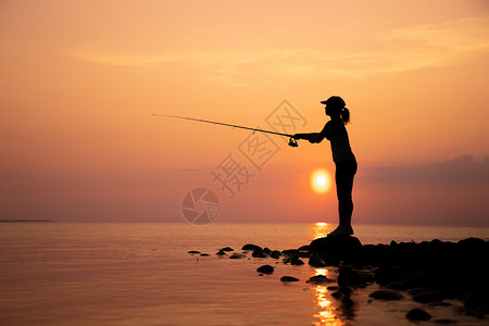 芬兰钓鱼的女人钓鱼竿上背景图片