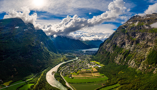 什寒村桑达尔索拉村位于桑达尔什尔登河开始时的德拉瓦河口美丽的自然挪威自然景观背景