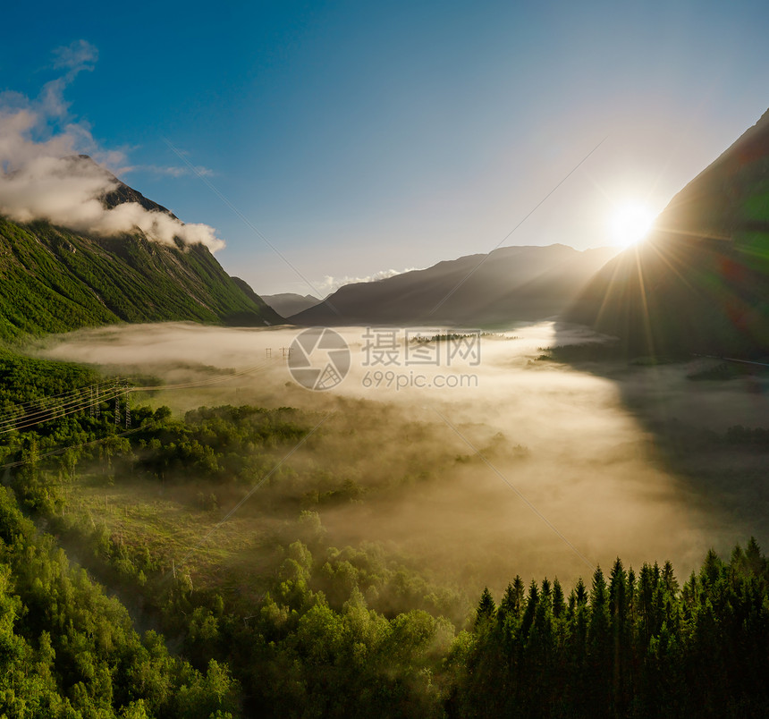 清晨的薄雾阳光下笼罩着山间的山谷雾美丽的自然挪威航空镜头图片