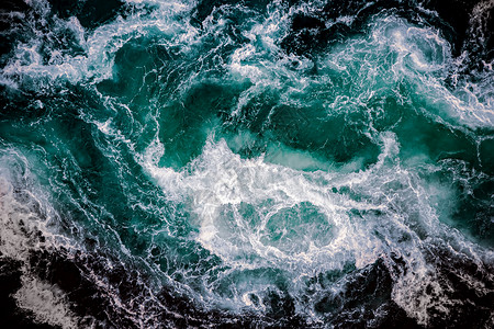 涨潮低潮时,河水大海的波浪互相相遇诺德兰,挪威的盐田漩涡背景图片