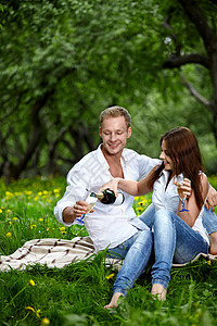 迷人的夫妇公园喝香槟图片