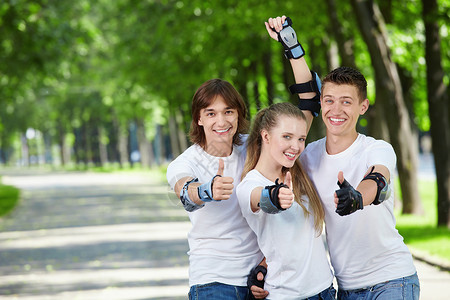 三个年轻人设备上竖起大拇指背景图片