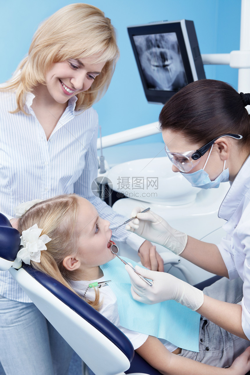 儿童牙科诊所治疗牙齿图片