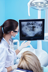 牙医给病人看X光高清图片