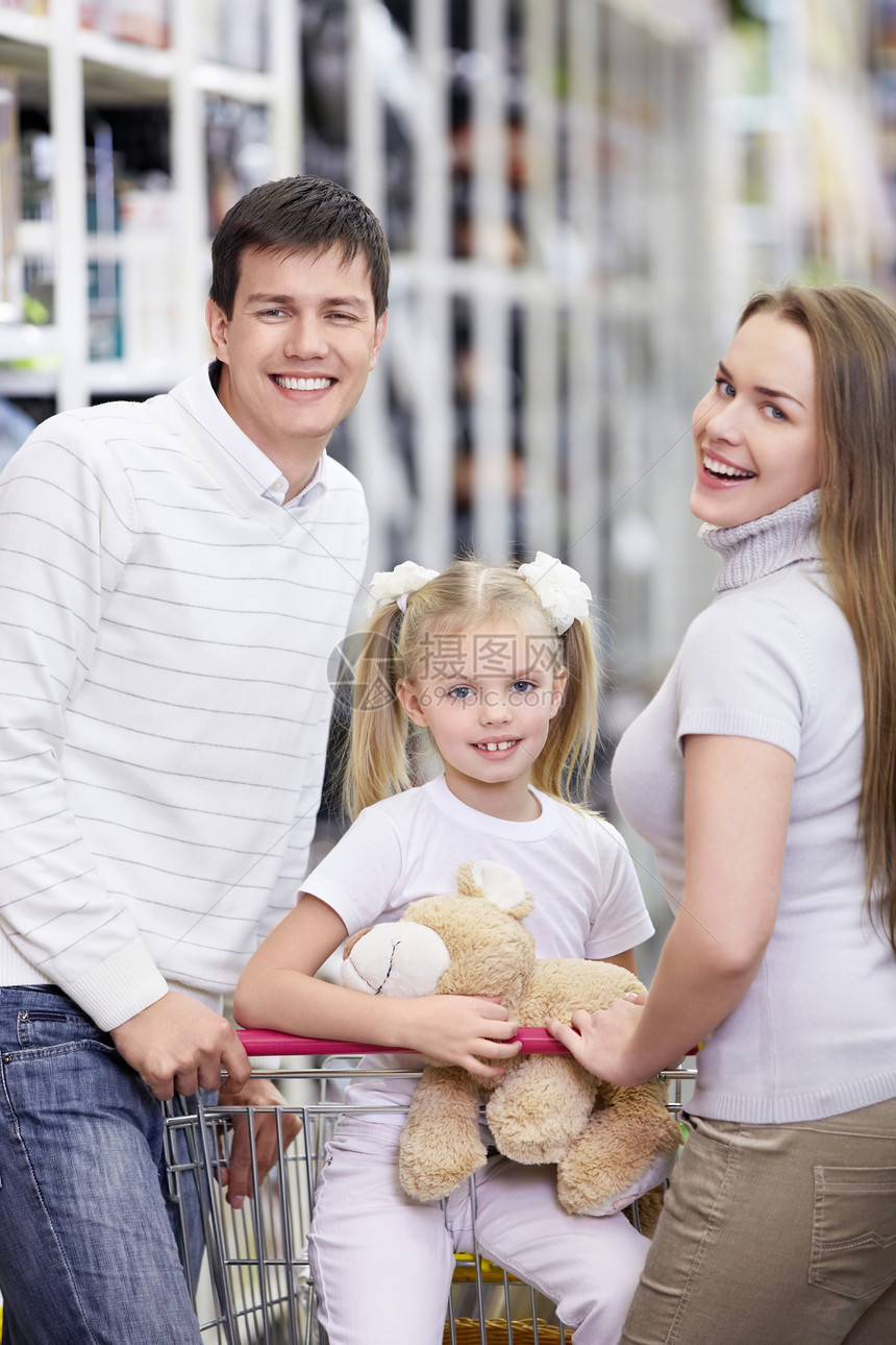 个幸福的家庭个孩子商店里图片