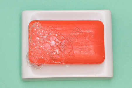带有气泡肥皂盘的棒状肥皂高清图片