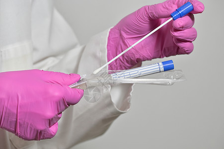 中性粒细胞护士着个棉签进行冠状病毒covid19测试背景