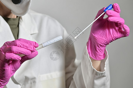 嗜酸性粒细胞护士着个棉签进行冠状病毒covid19测试背景