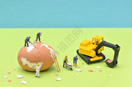 挖掘机玩具施工现场配备微型工人挖掘机背景