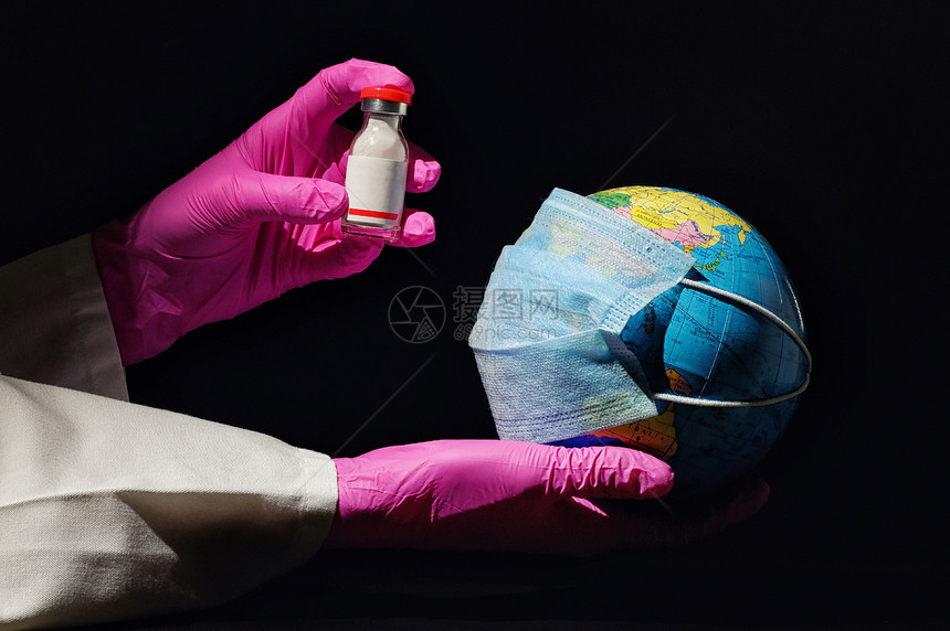 女性手着面具疫苗来抗病毒图片