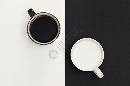 抽象的黑白杯加咖啡牛奶图片
