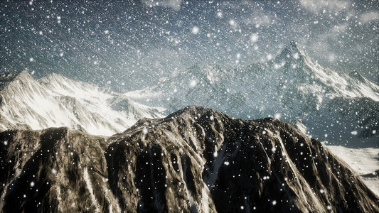 大雪纷飞,聚焦雪花上,群山背景上图片