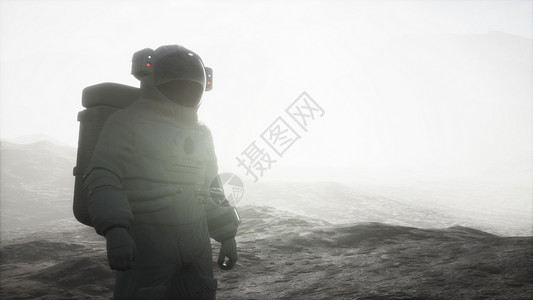 外星宇航员另个星球上有灰尘雾的宇航员背景