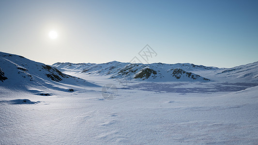 南极雪山冰冷海岸的空中景观图片