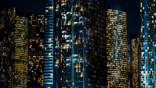 夜间商业街区的摩天大楼图片