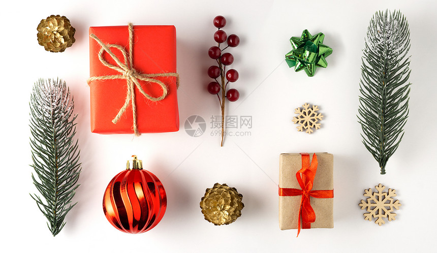 创意静物假日照片松树树枝浆果与圣诞玩具装饰品礼物盒白色背景图片