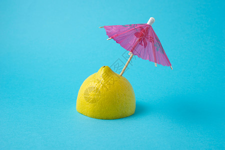 创意食品健康饮食照片柠檬饮料果汁鸡尾酒与雨伞蓝色背景新鲜的味道图片