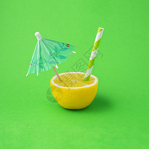 创意食品健康饮食照片柠檬饮料果汁鸡尾酒与伞稻草绿色背景图片